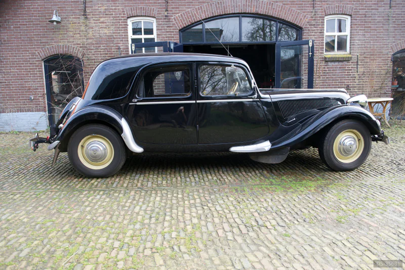 1950 Citroen Traction Avant Six in Terschuur 2