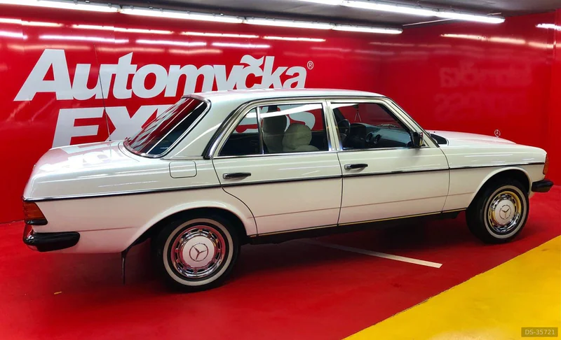 1984 Mercedes-Benz W123 in Poděbrady 2