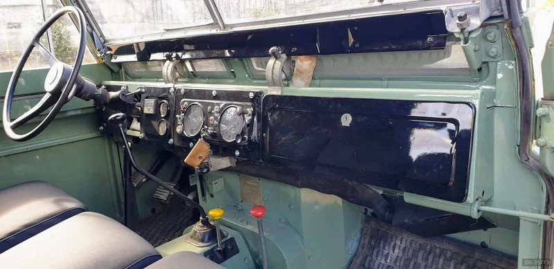 1966 Land Rover Regular 88 in Vila Meã, Amarante 8