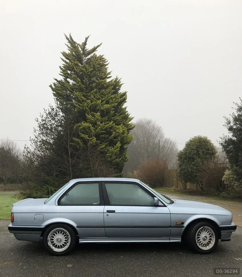 1990 BMW E30 in London 3