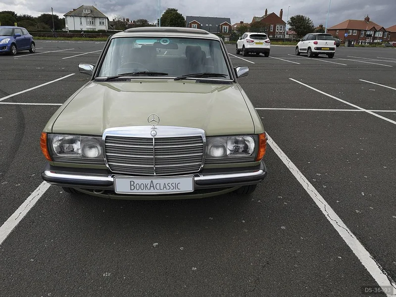 1983 Mercedes-Benz W123 in Whitley Bay 2