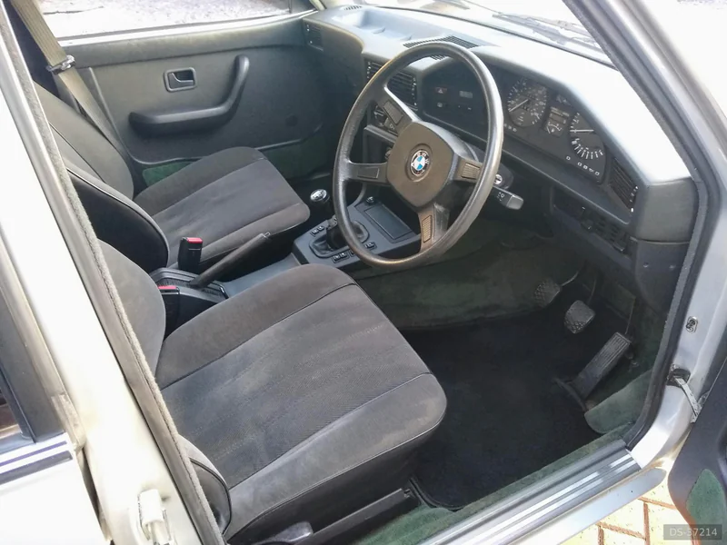 1982 BMW E28 525i in Stevenage 5