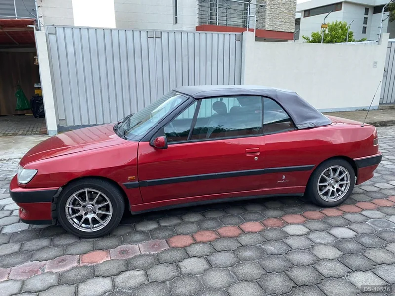 1995 Peugeot Cabriolet in Quito 2