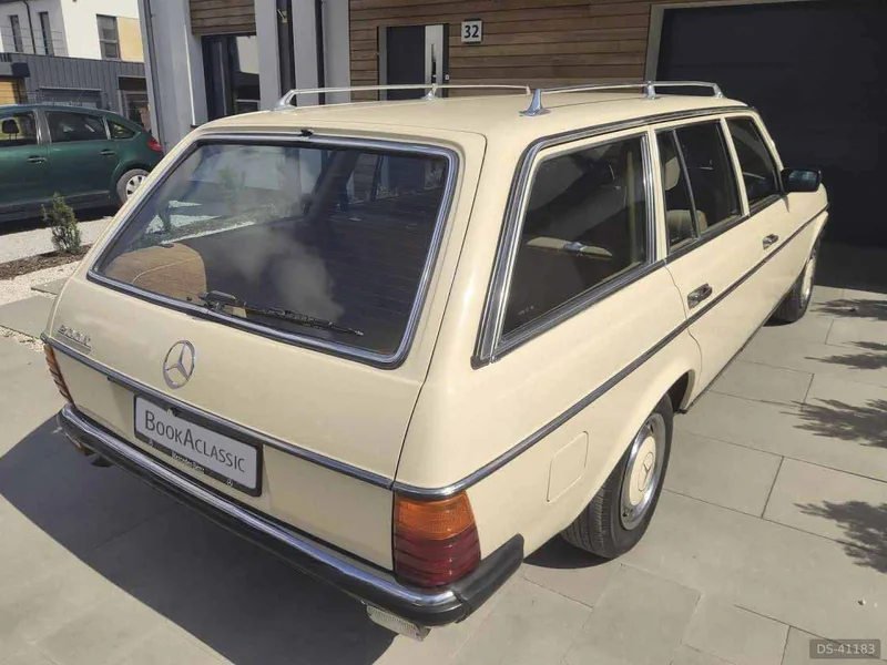 1983 Mercedes-Benz W 123t in Warszawa 4