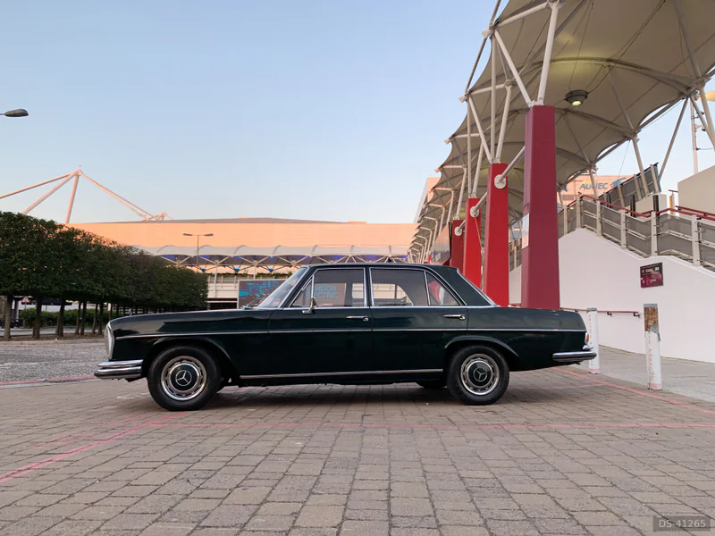 1968 Mercedes-Benz 280 Se in London 3