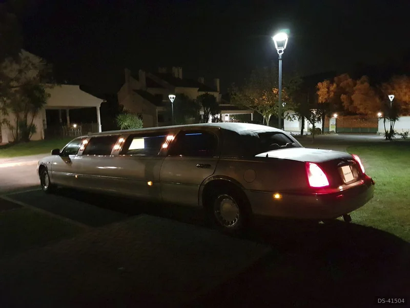 2009 Lincoln Limousine in Odivelas 7