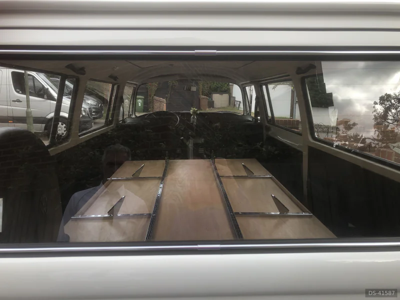 1972 Volkswagen Microbus Deluxe in London 9