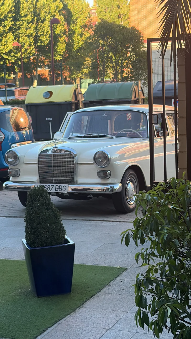 1967 Mercedes-Benz 200 Colas in Madrid 10