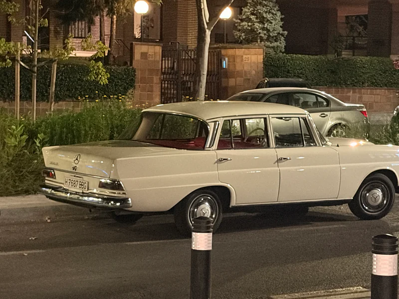 1967 Mercedes-Benz 200 Colas