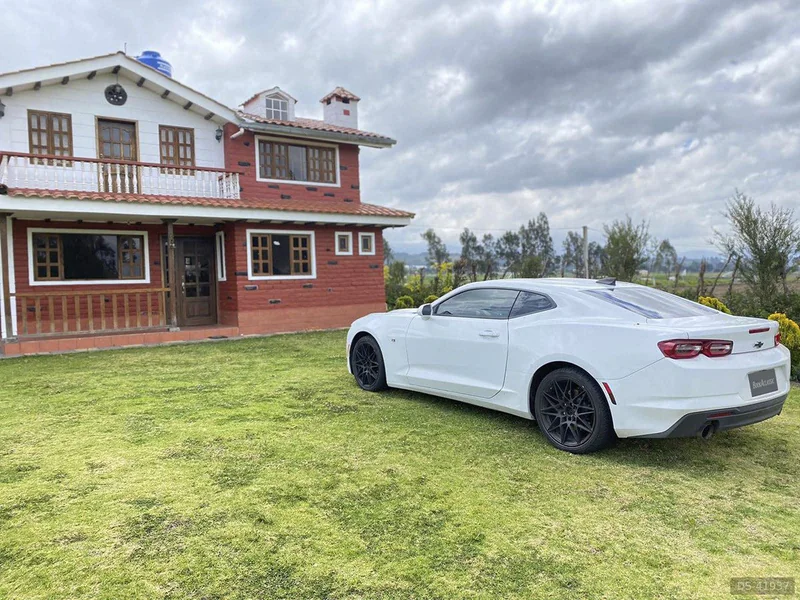 2019 Chevrolet Camaro in Quito 3