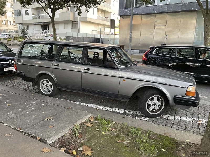 1987 Volvo 240 in Porto