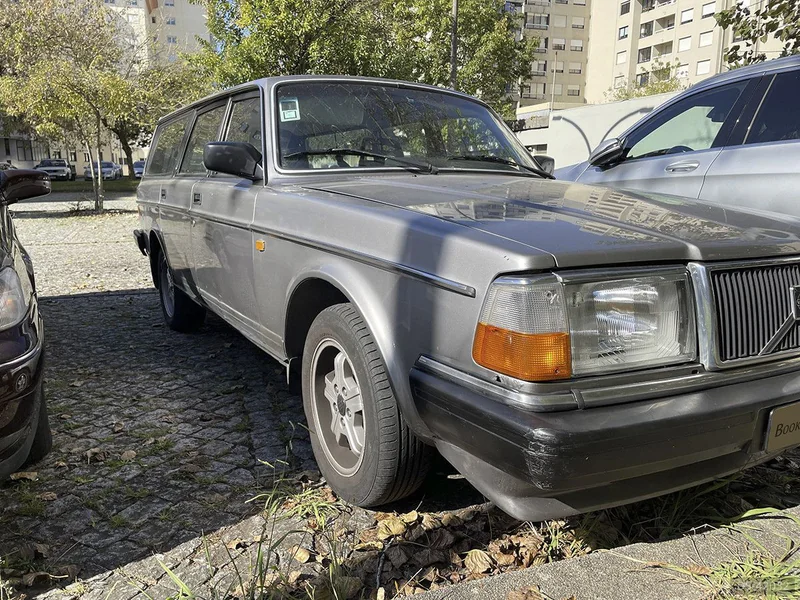 1987 Volvo 240 in Porto 2