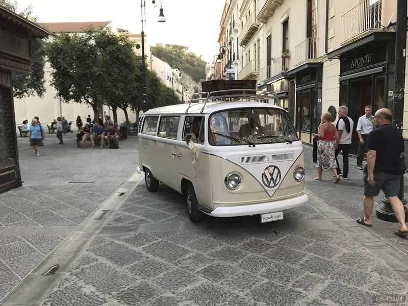 1971 Volkswagen T2 in Sorrento 8