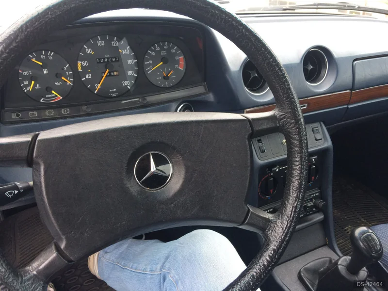 1984 Mercedes-Benz W123 in Galatina 2
