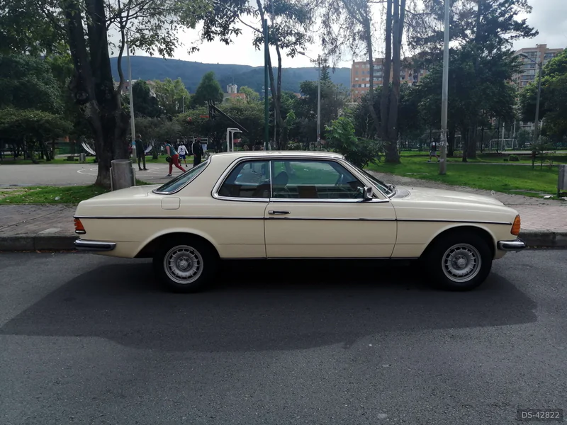 1982 Mercedes-Benz 230ce in Bogotá 3
