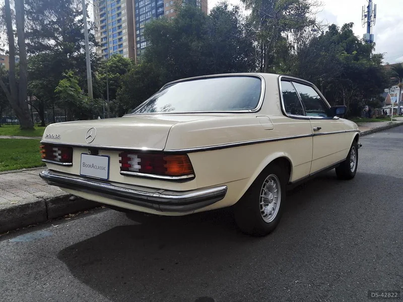 1982 Mercedes-Benz 230ce in Bogotá 4