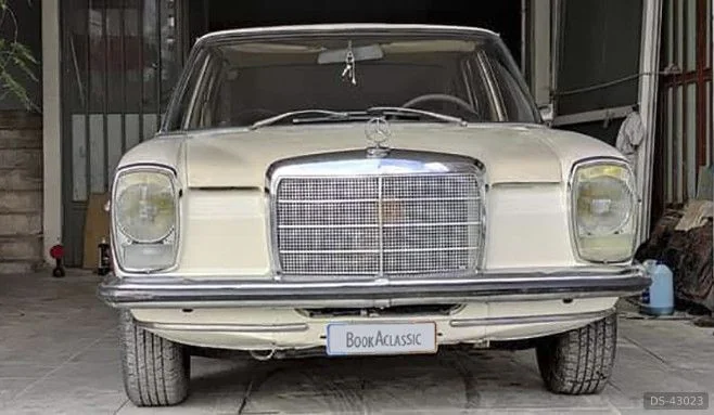 1971 Mercedes-Benz W115 220 in Heraklion 3