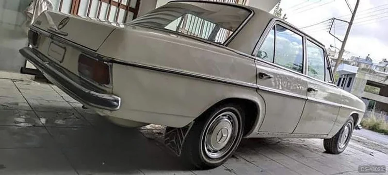 1971 Mercedes-Benz W115 220 in Heraklion 5