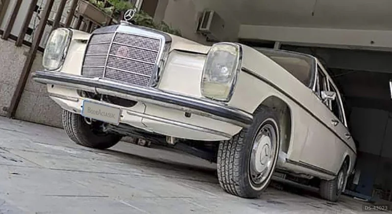 1971 Mercedes-Benz W115 220 in Heraklion 8