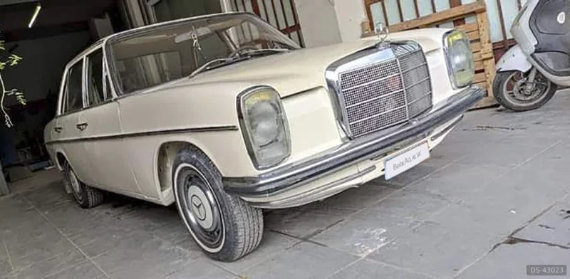 1971 Mercedes-Benz W115 220 in Heraklion 6