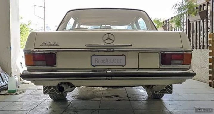 1971 Mercedes-Benz W115 220 in Heraklion 4