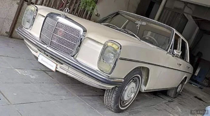 1971 Mercedes-Benz W115 220 in Heraklion 2