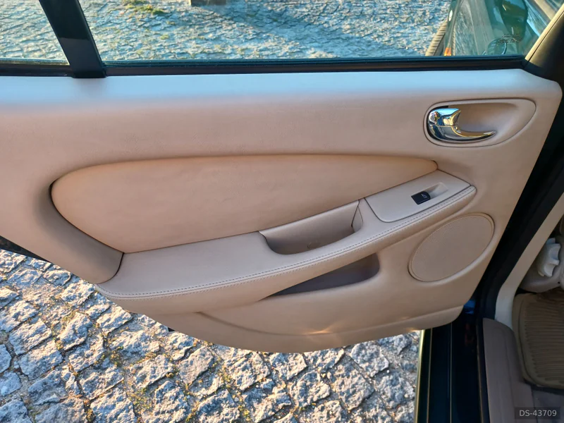 2002 Jaguar X Type in Santo Tirso 7