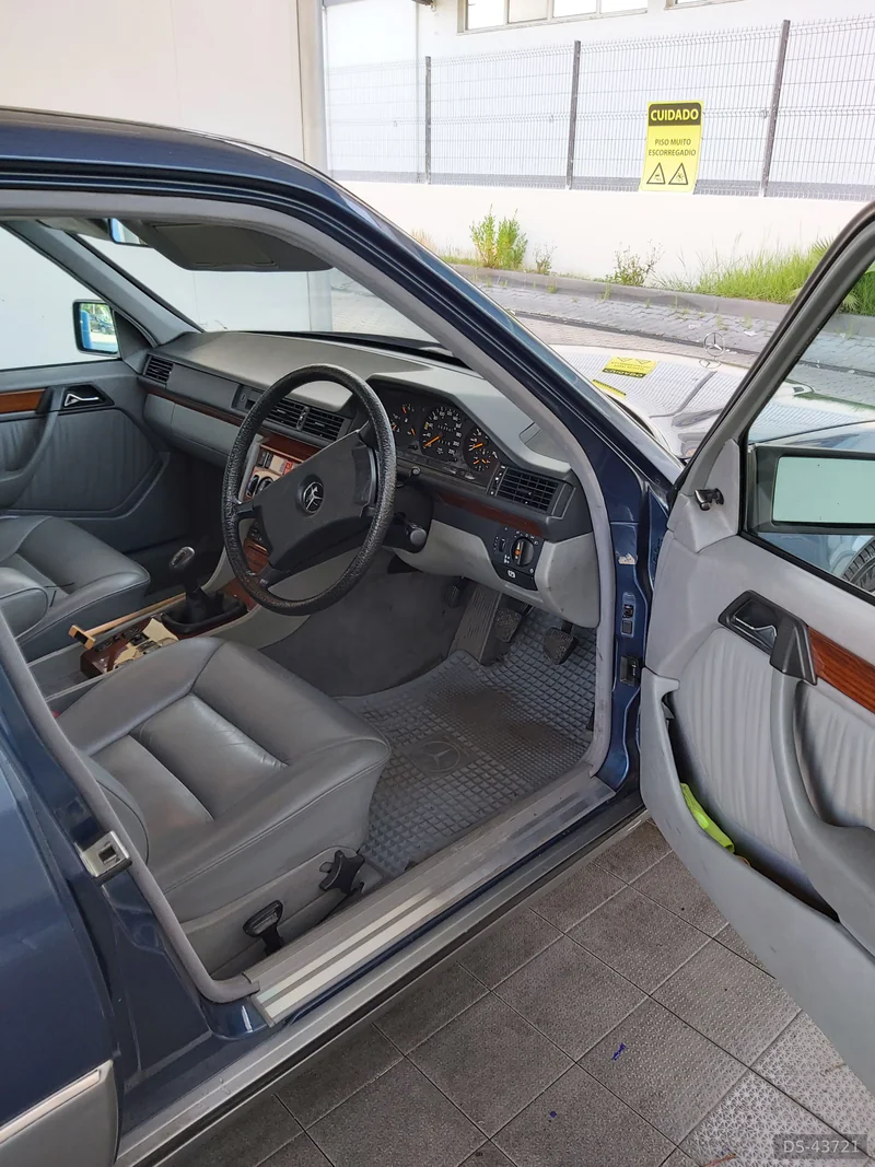 1992 Mercedes-Benz 230 E in Lisboa 2