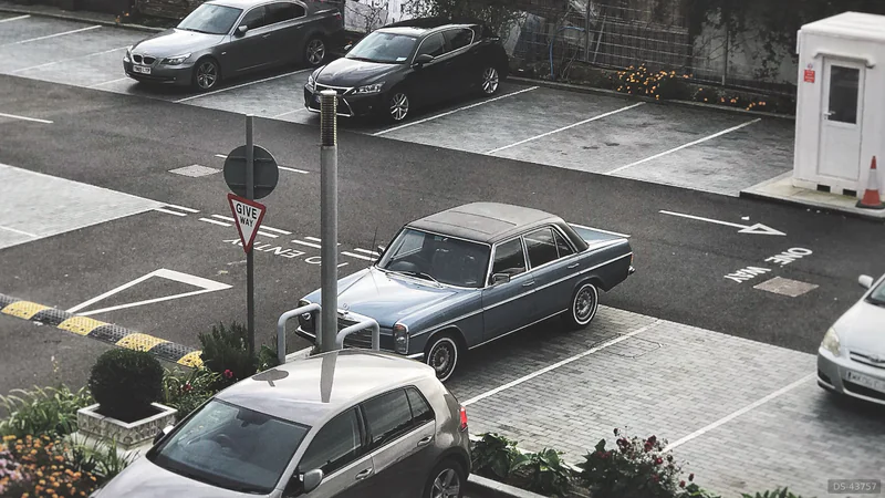 1975 Mercedes-Benz W114 250 in London 2