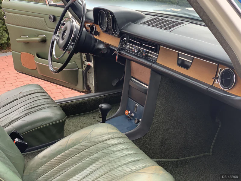 1972 Mercedes-Benz W114 280e in Poznań 8