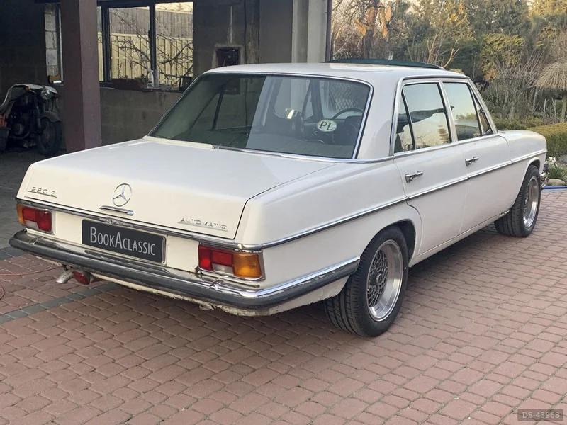 1972 Mercedes-Benz W114 280e in Poznań 5