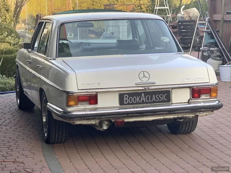 1972 Mercedes-Benz W114 280e in Poznań 3
