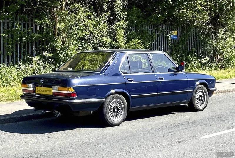 1983 BMW E28 525e in London 2