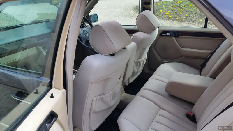 1994 Mercedes-Benz E 220 in London 4
