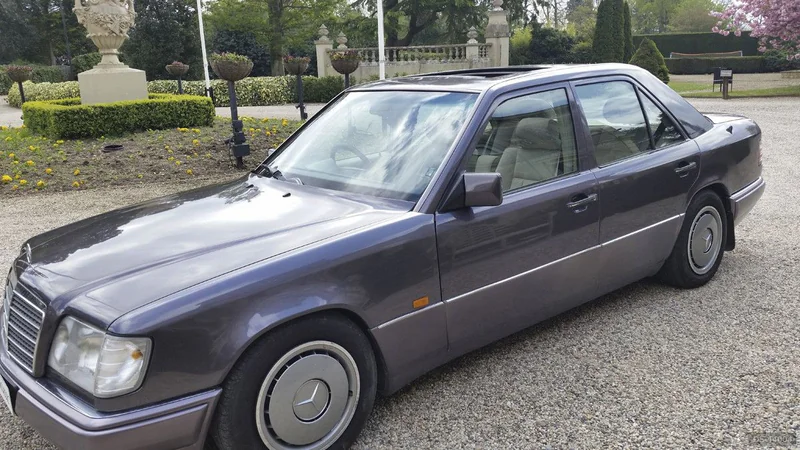 1994 Mercedes-Benz E 220 in London 5