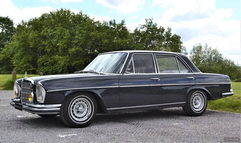 1972 Mercedes-Benz 280SE 3.5 in Harrow 2