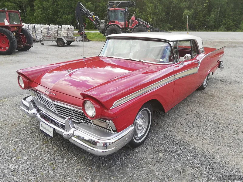 1957 Ford Skyliner in Luleå 3