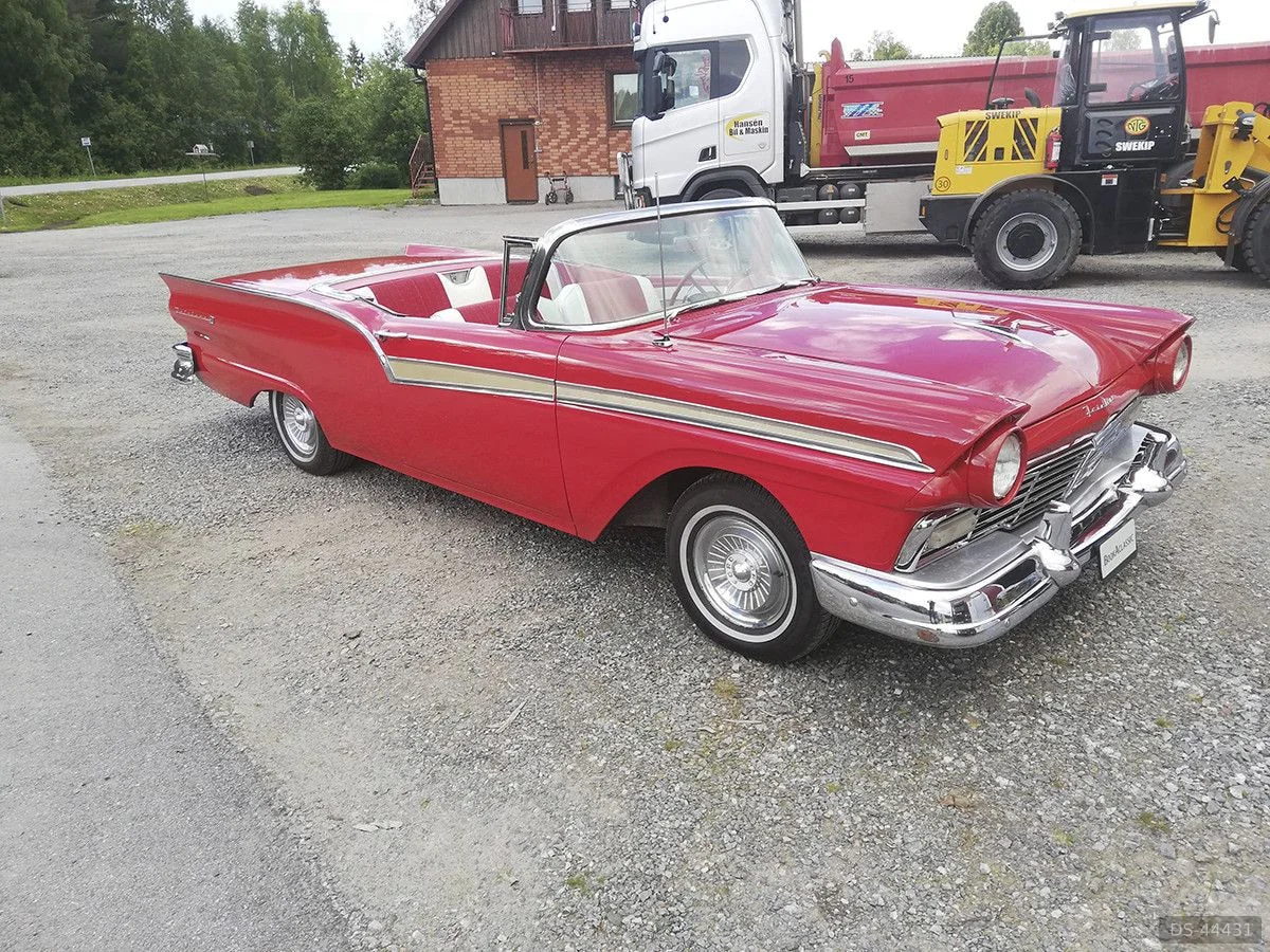 1957 Ford Skyliner
