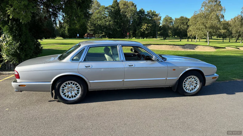2000 Jaguar XJ8 in Lindfield 3