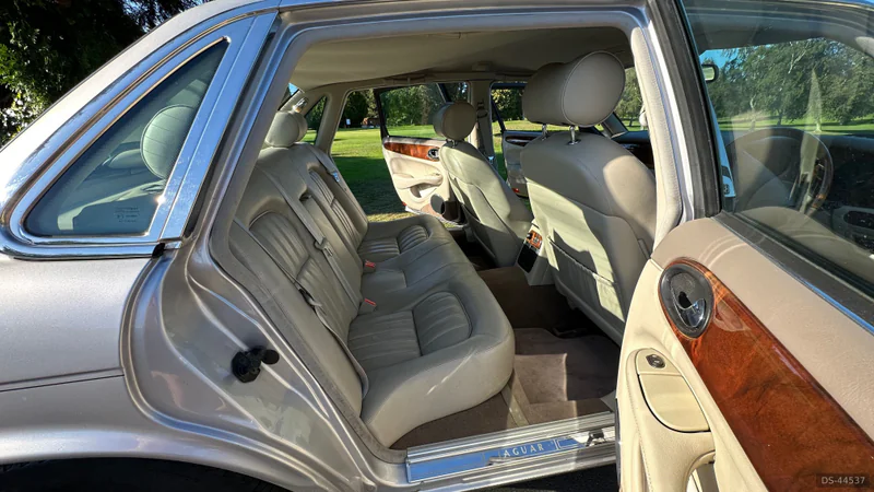 2000 Jaguar XJ8 in Lindfield 5