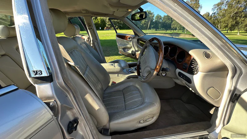 2000 Jaguar XJ8 in Lindfield 6