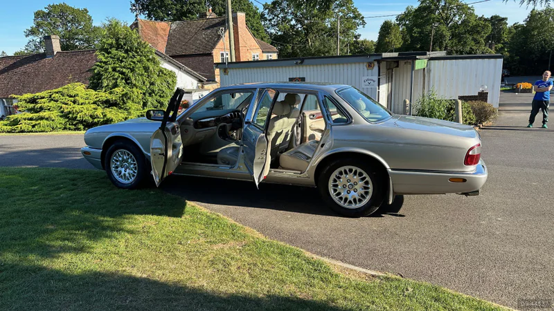 2000 Jaguar XJ8 in Lindfield 9