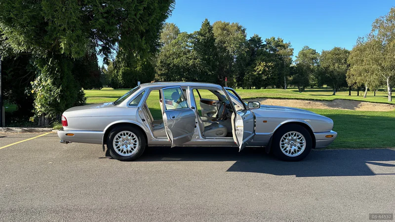 2000 Jaguar XJ8 in Lindfield 10