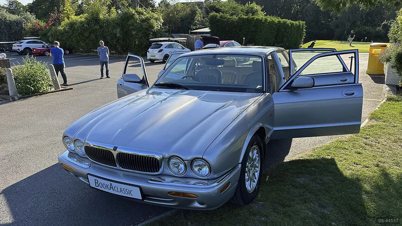 2000 Jaguar XJ8 in Lindfield 8