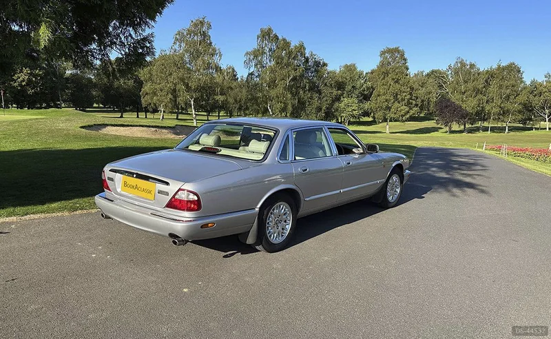 2000 Jaguar XJ8 in Lindfield 4