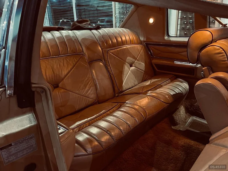 1976 Lincoln Continental Town Coupe in Holíč 5