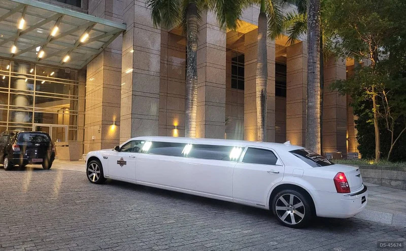2015 Chrysler 300 C Limousine in Sao Paulo 6
