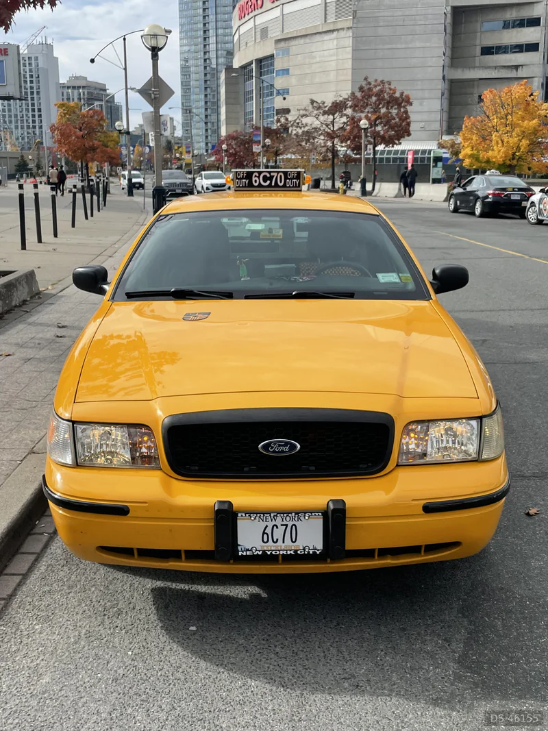 2011 Ford Crown Victoria in Toronto 8