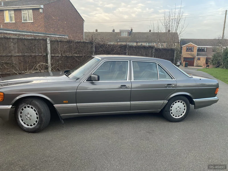 1988 Mercedes-Benz 300se in London 2
