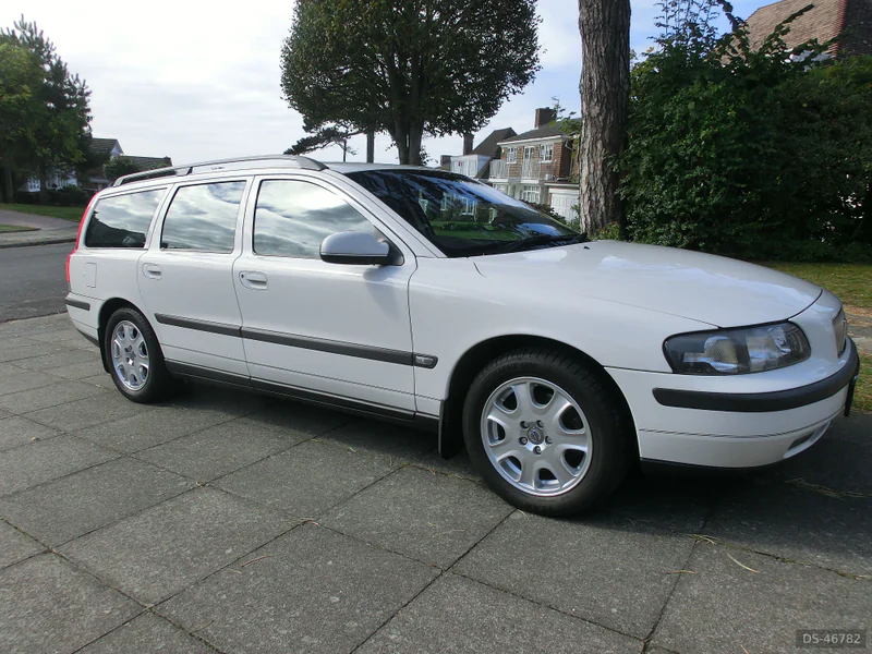 2000 Volvo V70 T5 SE Auto in Gatwick